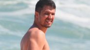 Rômulo Estrela mostra lado paizão ao curtir dia de praia com o filho - AgNews