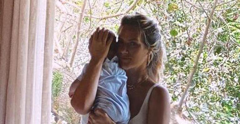 De biquíni branco, Giovanna Ewbank surge ninando Zyan - Reprodução/Instagram