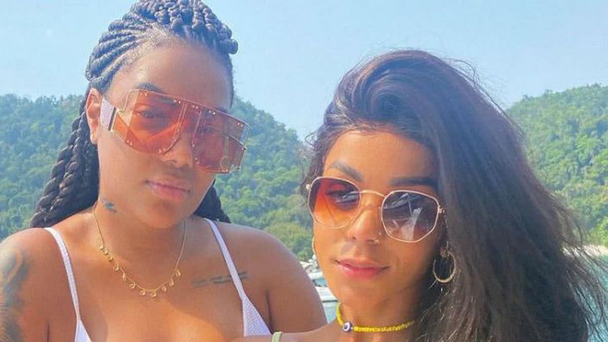 Brunna Gonçalves flagra Ludmilla deitada com calcinha ousada e baba: “Olha  essa visão”