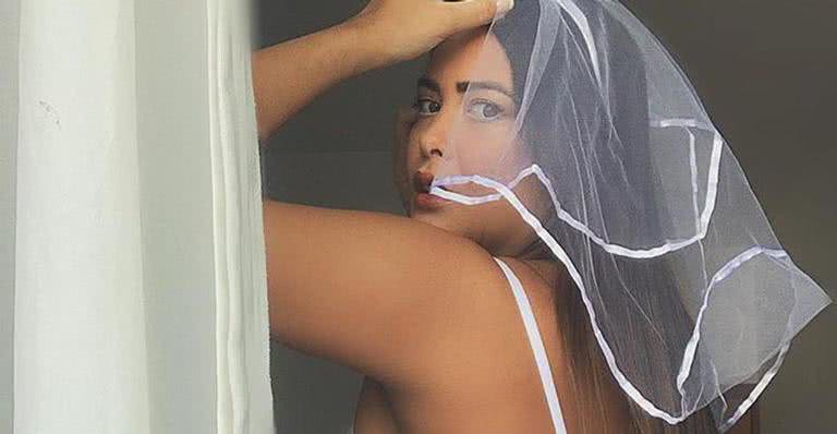 Geisy Arruda posa de lingerie branca e tamanho do bumbum rouba a cena - Reprodução/Instagram