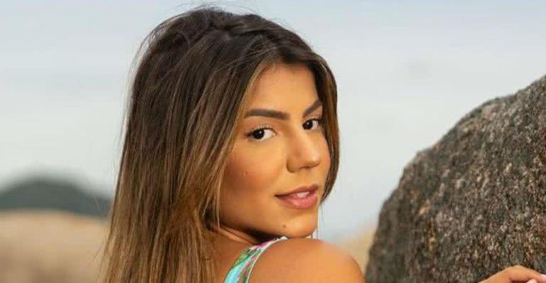 Hariany Almeida dá virada estratégica e empina bumbum poderoso ao usar maiô fio-dental - Reprodução/Instagram