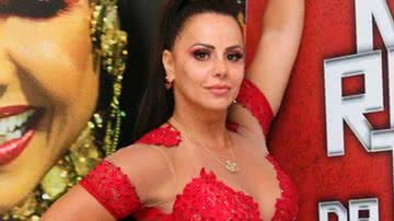 Viviane Araújo rouba a cena em evento do Salgueiro com look vermelho - AgNews/Anderson Borde