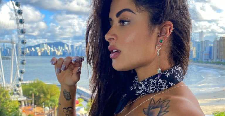 Aline Riscado faz topless e deixa fãs babando - Instagram