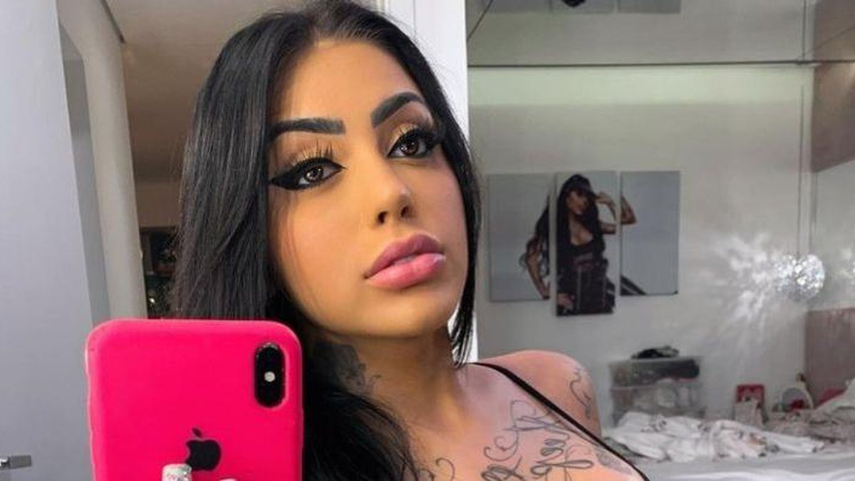 Ex-Fazenda MC Mirella empina bumbum e deixa calcinha desaparecer no corpo:  