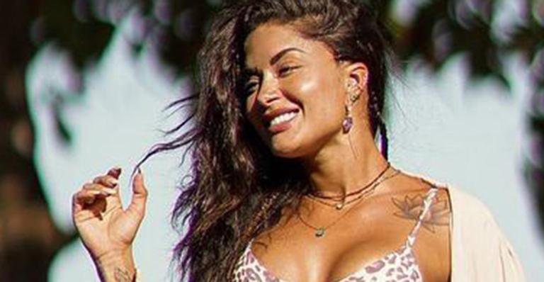 Aline Riscado abre o look e posa para fotos - Reprodução/Instagram