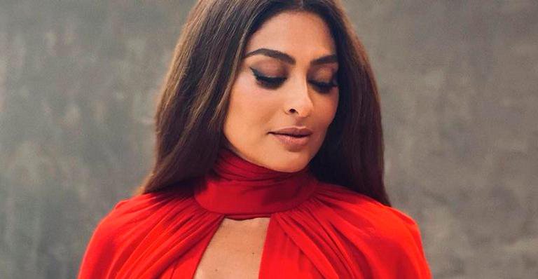 De vestido vermelho, Juliana Paes arrasa com decotão até o umbigo - Reprodução/Instagram/Fernando Tomaz