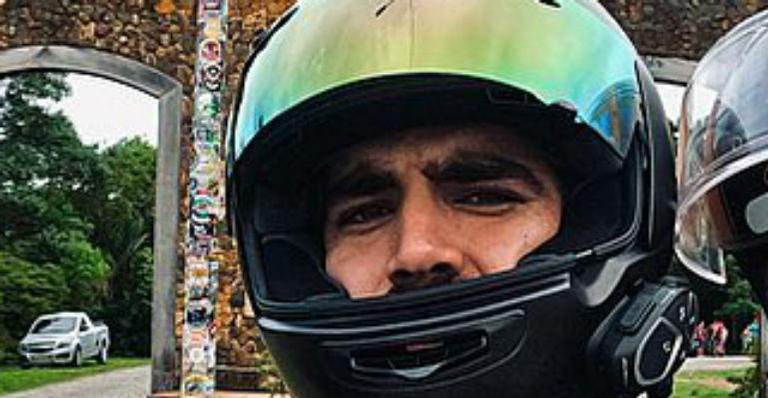 Caio Castro surge com Grazi Massafera na garupa de sua moto no Paraná - Reprodução/Instagram