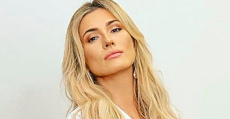 Lívia Andrade posa só de camisa desabotoada e arrasa com decotão - Reprodução/Instagram