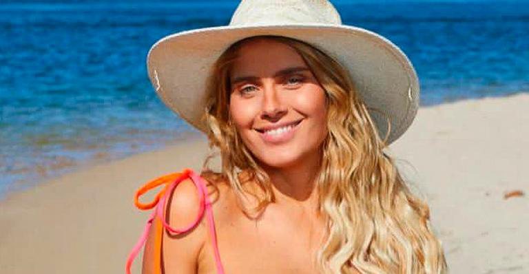 Carolina Dieckmann abaixa biquíni até limite e mostra barriga chapada - Reprodução/Instagram/Elvis Moreira