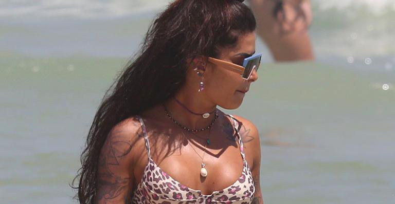 Aline Riscado exibe curvas exuberantes em ida à praia - AgNews