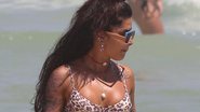 Aline Riscado exibe curvas exuberantes em ida à praia - AgNews