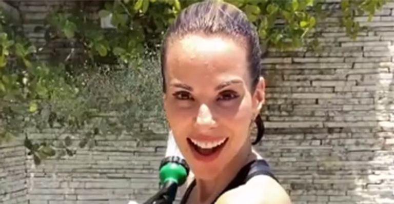 Aos 47 anos, Ana Furtado toma banho de mangueira - Reprodução/Instagram