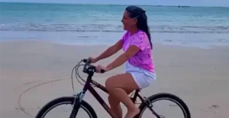 Aos 57 anos, Gloria Pires dá o primeiro passeio de bicicleta da vida: "Nunca é tarde" - Reprodução/Instagram