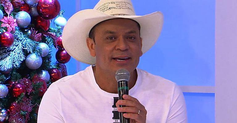 Frank Aguiar revela que já foi flagrado na 'hora H' por Simone e Simaria: "Jogaram um balde de água" - Reprodução/RedeTV!