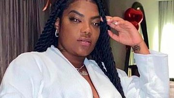 Só de roupão, Ludmilla troca beijão com Brunna Gonçalves em quarto de hotel - Reprodução/Instagram