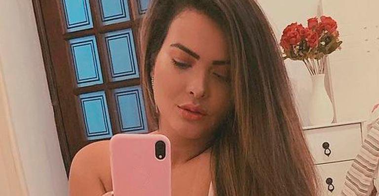 Sem calcinha, Geisy Arruda posa com camisola aberta e quase mostra tudo - Reprodução/Instagram