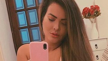 Sem calcinha, Geisy Arruda posa com camisola aberta e quase mostra tudo - Reprodução/Instagram