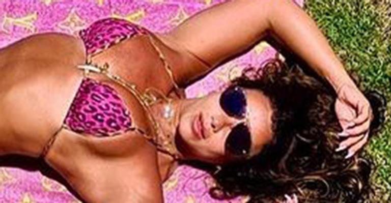 Uau! Viviane Araújo economiza no tamanho do biquíni e ostenta corpão em dia de sol - Instagram