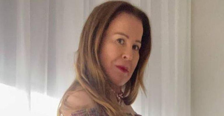 Aos 62 anos, Zilu Camargo deixa pernas de fora ao combinar vestido com saltão - Reprodução/Instagram