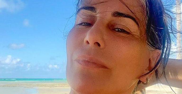 Glória Pires registra dia de praia em Alagoas e beleza natural chama a atenção de fãs - Instagram