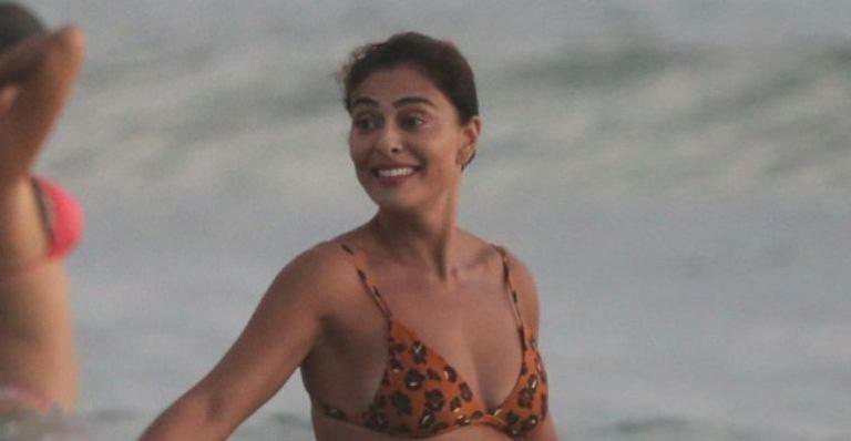 Juliana Paes elege biquíni cavado e exibe bumbum empinado - AgNews/ Dilson Silva