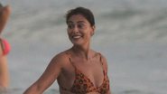 Juliana Paes elege biquíni cavado e exibe bumbum empinado - AgNews/ Dilson Silva