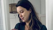 Fofura! Nathalia Dill divulga registro inédito com a filha recém-nascida no colo - Instagram