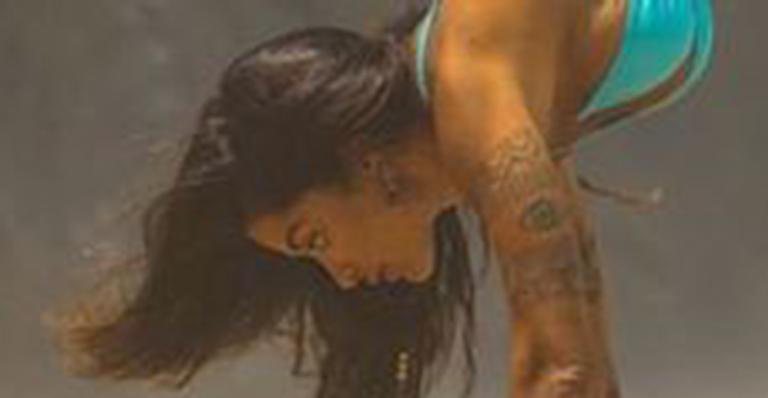 Em Noronha, Aline Riscado arrisca pose ousada para foto e impressiona fãs - Neuronha