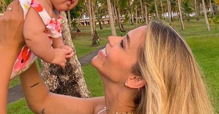 Fofura! Carol Dias encanta fãs ao registrar momento espontâneo com a filha, Esther - Instagram