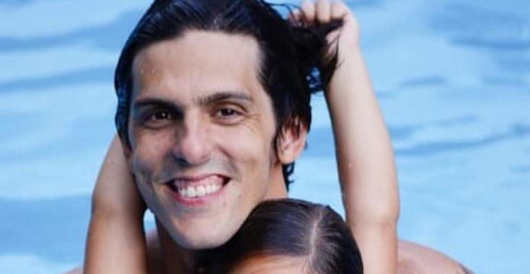 Rafael Infante posa na piscina com a filha - Reprodução/Instagram