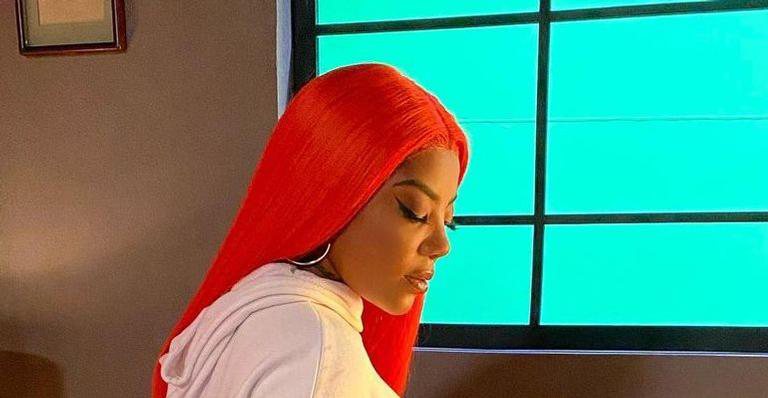 Com as madexas vermelhas, Ludmilla impressiona ao surgir com calcinha branda fio-dental - Reprodução/Instagram