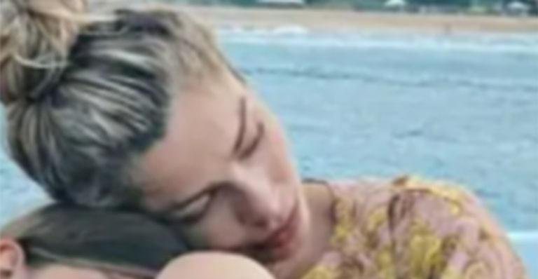 Filha de Grazi Massafera dorme no colo da mãe durante passeio de barco - Reprodução/ Instagram