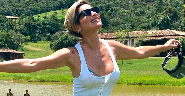 Aos 46 anos, Flávia Alessandra ostenta corpão em forma de top e shortinho - Reprodução/Instagram