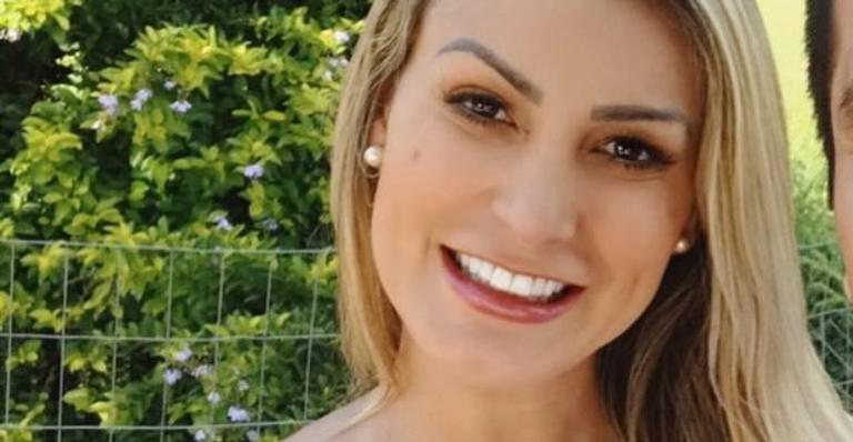 Em clique íntimo, Andressa Urach surge na cama com o marido no maior chamego: "Colocando para dormir" - Reprodução/Instagram