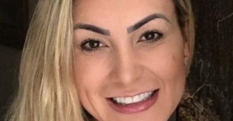 Em clima de romance, Andressa Urach posa feliz da vida ao lado do marido - Reprodução/Instagram