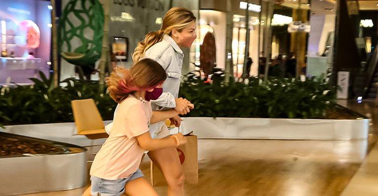 Grazi Massafera é flagrada correndo em shopping ao lado da filha - AgNews