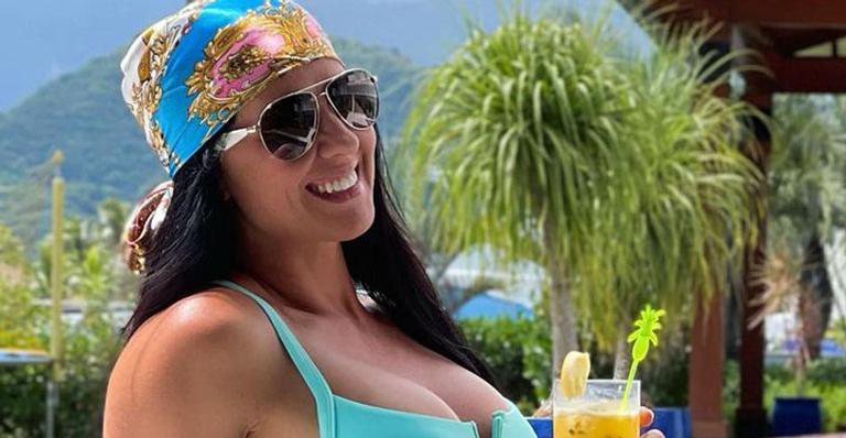 Noiva de Zezé di Camargo elege biquíni fio-dental e posa sexy em piscina luxuosa - Reprodução/Instagram