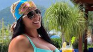 Noiva de Zezé di Camargo elege biquíni fio-dental e posa sexy em piscina luxuosa - Reprodução/Instagram