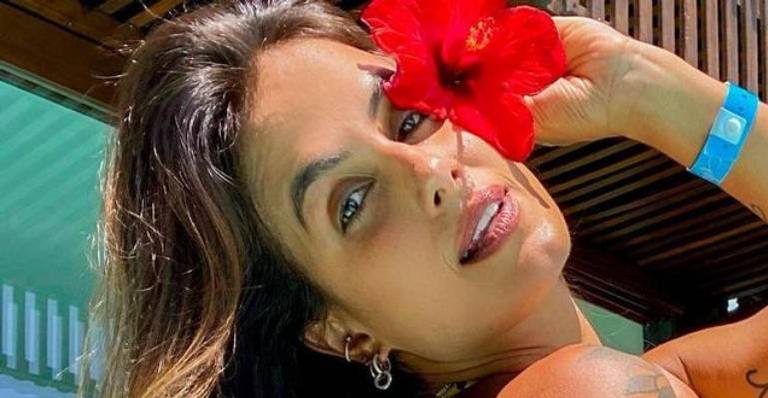 Só de biquíni, ex-BBB Carol Peixinho empina o bumbum e deixa tatuagem íntima em evidência: "Deusa" - Reprodução/Instagram