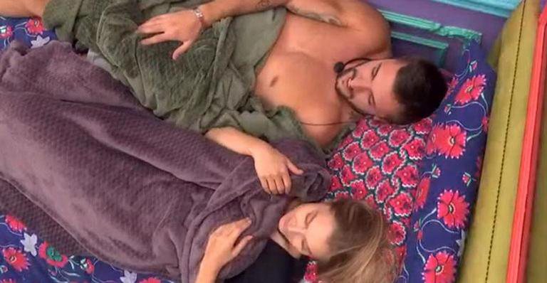 Arthur e Carla: pegação quente no BBB21 - Reprodução/Instagram