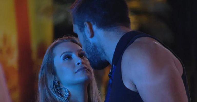 BBB21: Entre um beijo e outro, Arthur se declara à Carla Diaz - Reprodução/TV Globo