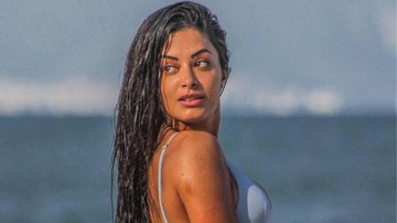 Em clique ousado só de biquíni, Aline Riscado empina bumbum gigante e web vai à loucura: "Uma sereia dessa" - Reprodução/Instagram