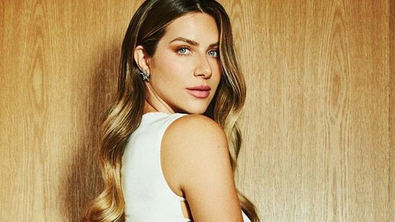 Giovanna Ewbank elege vestido fendado para "sextar" - Reprodução/Instagram/André Nicolau