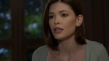 Alexia terá que contar à amiga as exigências da secretária, que incluem uma aliança de noivado - Reprodução/TV Globo