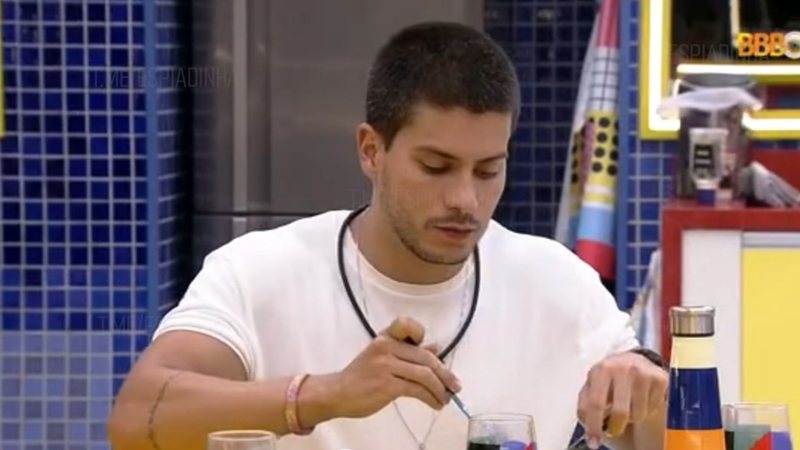 Arthur Aguiar comentou sobre Natália para Douglas enquanto jantava após deixar a prova do líder no BBB22 - Reprodução/TV Globo