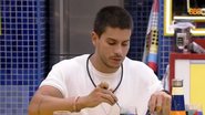 Arthur Aguiar comentou sobre Natália para Douglas enquanto jantava após deixar a prova do líder no BBB22 - Reprodução/TV Globo