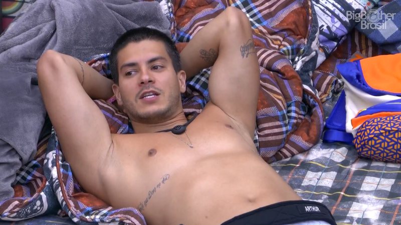 Arthur Aguiar ponderou sobre uma situação envolvendo Lucas e pode cortar o brother de suas alianças em breve - Reprodução/TV Globo