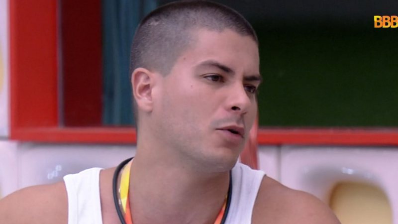 Arthur Aguiar resolveu conversar com Eslovênia sobre as falas da sister durante o último jogo da discórdia no BBB22 - Reprodução/TV Globo