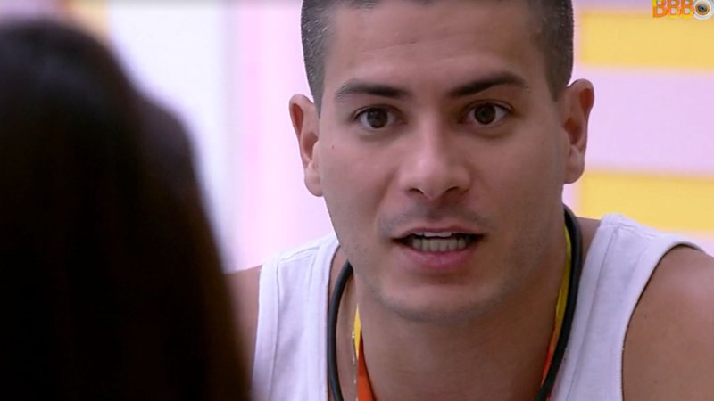 Arthur Aguiar desabafou com Eslovênia no BBB22 e disse ser excluído dentro do confinamento - Reprodução/TV Globo