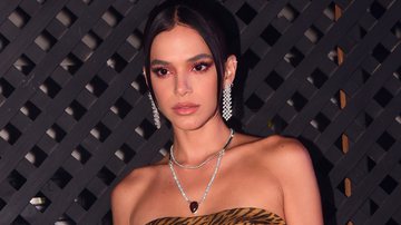 Bruna Marquezine rouba a cena com microvestido tigrado e mostra pernões - AgNews/Leo Franco